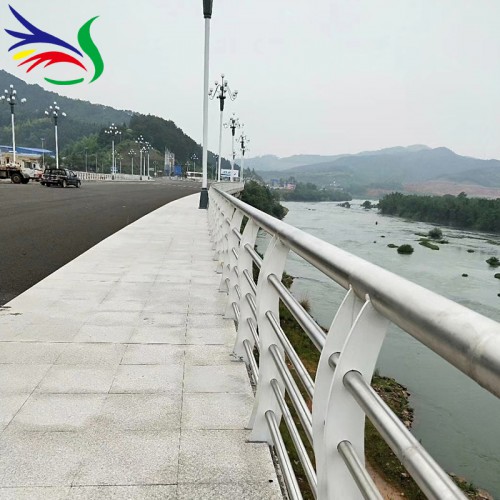 生產(chǎn)不銹鋼復合管護欄 復合管防撞護欄