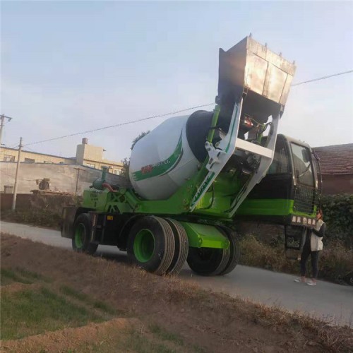 自上料攪拌車 工程攪拌車 混凝土泵車修路地坪專用