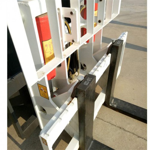 2級門架4米升高越野叉車