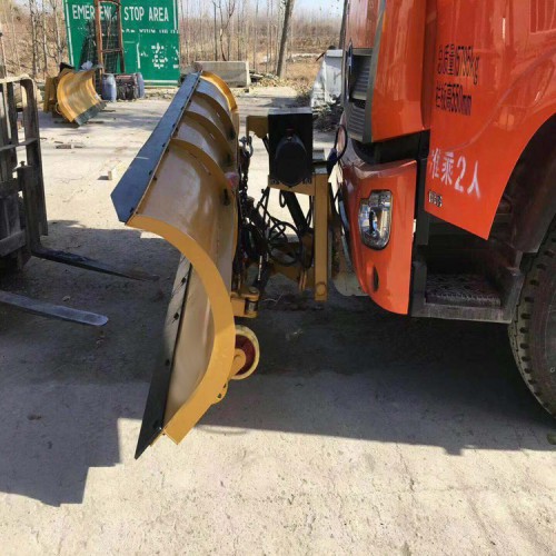 小型推雪板 小型裝載機(jī)加裝推雪板 冬季除雪設(shè)備 灑水車推雪板