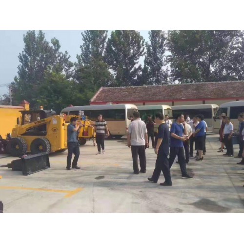 山貓封閉清掃器 路面清掃車 鏟車前進清掃車 裝載機掃地機