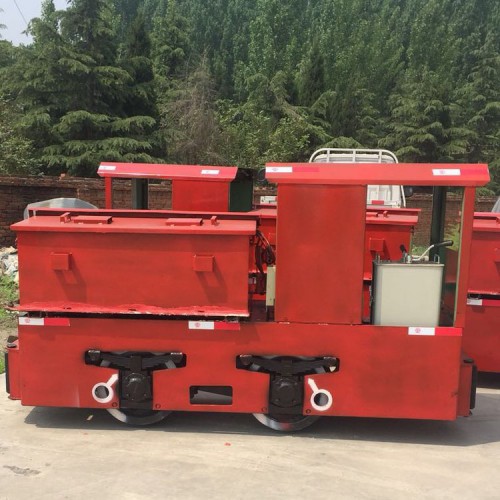 大型礦用牽引機(jī) 軌道式電動礦車