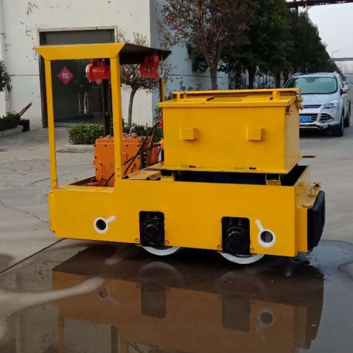2噸電動牽引機(jī)車 可牽引6個礦斗