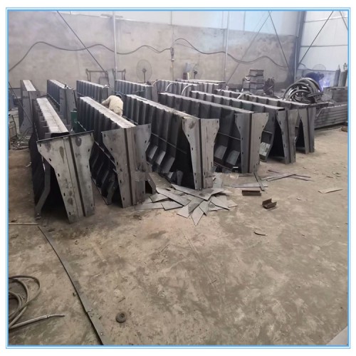 交通隔離帶模具 高鐵隔離帶模具廠家質(zhì)優(yōu) 朗大模具