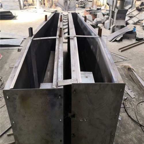 道路防撞墻模板 橋梁防撞墻模板 水泥防撞墻模具運(yùn)輸快速