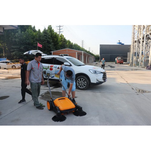 奧德混凝土訂購(gòu)萬強(qiáng)手推式掃地機(jī)為工地增加一抹綠