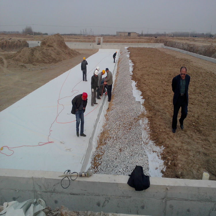 化學(xué)反應(yīng)池防滲用1.2mmHDPE防滲膜生產(chǎn)廠家