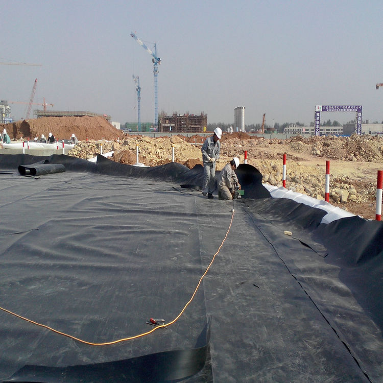 邢臺耐腐蝕500g復合土工膜 兩布一膜復合土工膜 尾礦堆場防滲HDPE土工膜