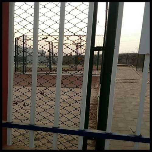 球場圍欄報價 操場圍網(wǎng)價格 足球場的圍網(wǎng)