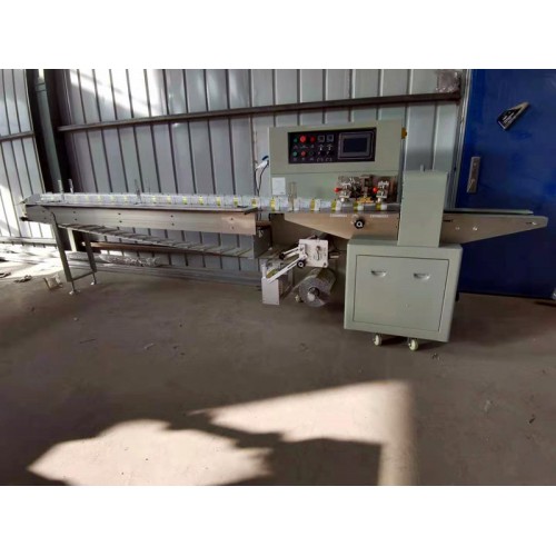 500型五金產(chǎn)品、玩具自動(dòng)枕式包裝機(jī)