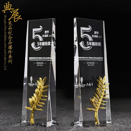 江蘇獎杯銷售廠家，供應各種頒獎獎杯，員工獎杯定做