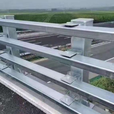 橋梁防撞護(hù)欄    防撞護(hù)欄