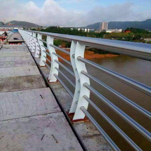 不銹鋼復(fù)合管護(hù)欄 不銹鋼復(fù)合管護(hù)欄廠家