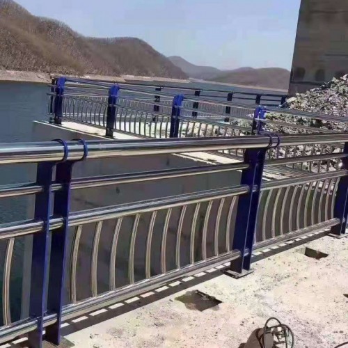 不銹鋼復(fù)合管護(hù)欄