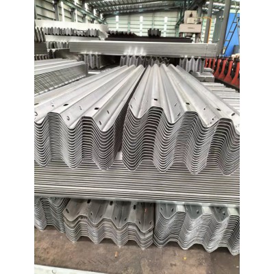 熱鍍鋅三波護攔板波形護欄廠家