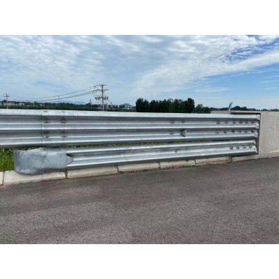 高速鋼板護(hù)欄