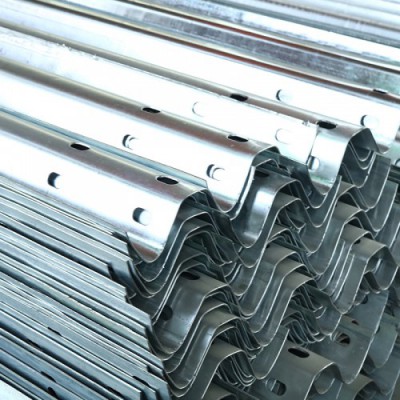 鍍鋅護(hù)欄 鍍鋅護(hù)欄板價(jià)格 鍍鋅護(hù)欄板廠家