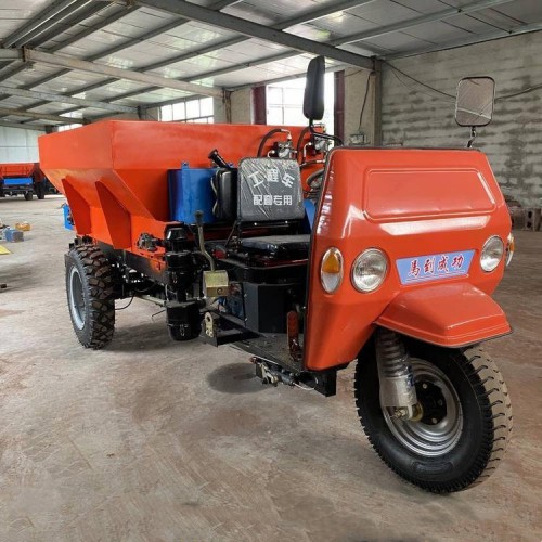 精選廠家供應撒糞車 三輪撒肥車 果園農田干濕糞便拋撒車