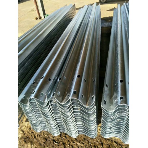 材質Q235噴塑護欄板多少錢一米