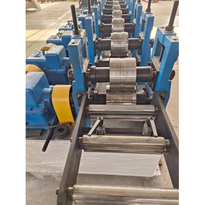 一次成型配電柜生產(chǎn)線側(cè)片8MF型材生產(chǎn)設(shè)備