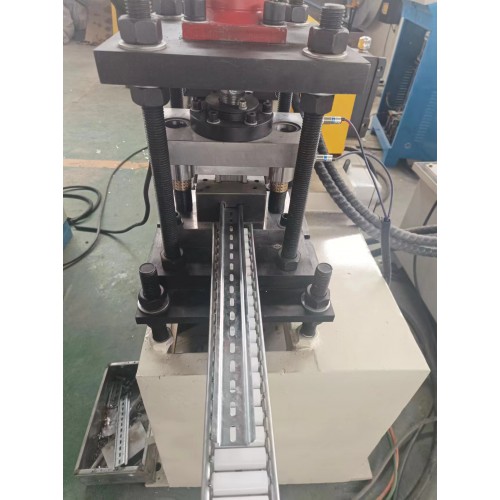 全自動C型材生產(chǎn)線雙邊安裝梁生產(chǎn)設(shè)備